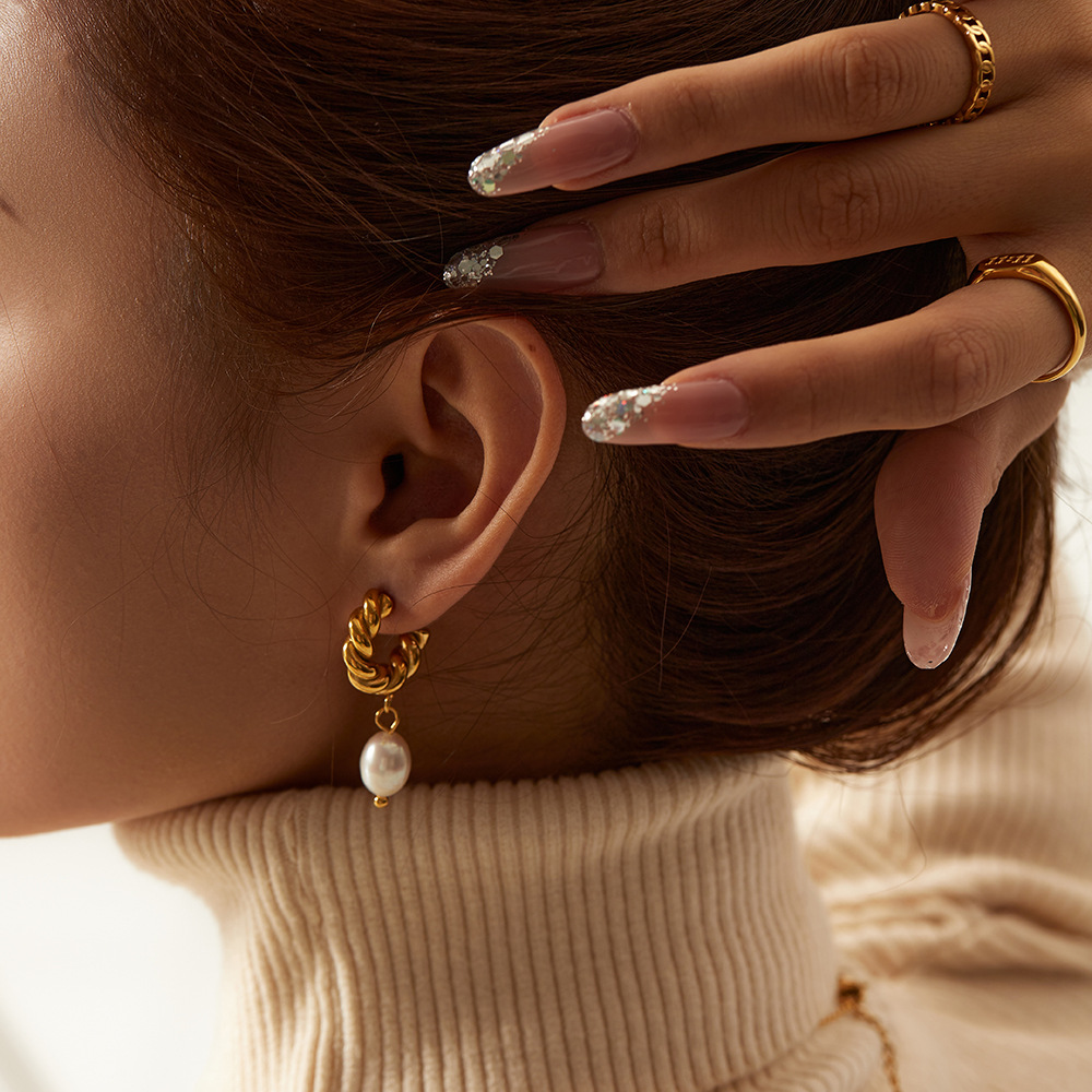 7 Must-Have Gold Hoop Earrings